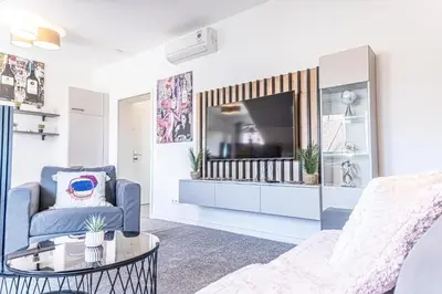 Ein Sitzbereich in der Unterkunft Luxury 2BR and 1LR Apartment with Balcony - 9 min to Center