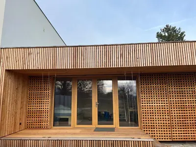 Das Gebäude in dem sich das Ferienhaus befindet