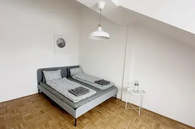Ein Bett oder Betten in einem Zimmer der Unterkunft Cozy & New with Balcony View