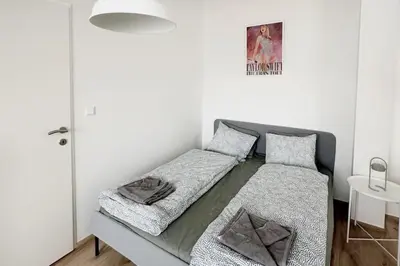 Ein Bett oder Betten in einem Zimmer der Unterkunft Cozy & New with Balcony View