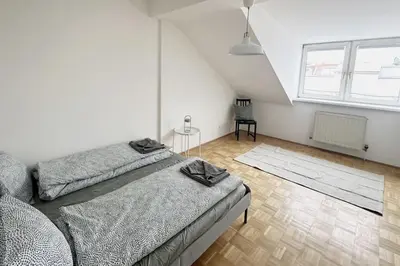 Ein Bett oder Betten in einem Zimmer der Unterkunft Cozy & New with Balcony View