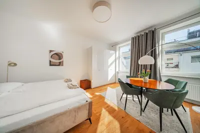 Ein Bett oder Betten in einem Zimmer der Unterkunft Sonnige Altbauwohnung nahe Wien Hauptbahnhof