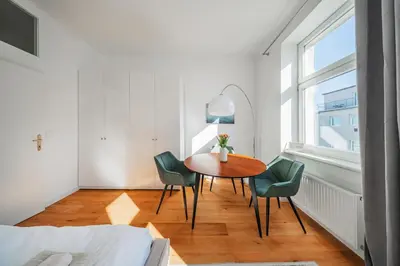 Ein Bett oder Betten in einem Zimmer der Unterkunft Sonnige Altbauwohnung nahe Wien Hauptbahnhof