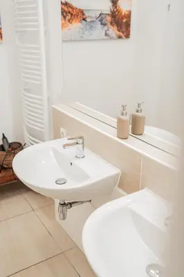 Ein Badezimmer in der Unterkunft Sonnige Altbauwohnung nahe Wien Hauptbahnhof