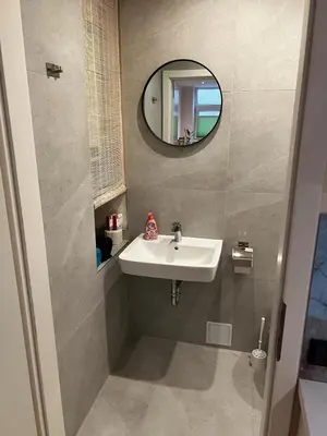 Ein Badezimmer in der Unterkunft RMI1 - Apartment für Urlauber, Monteure - mit AC und Infrarotheizung