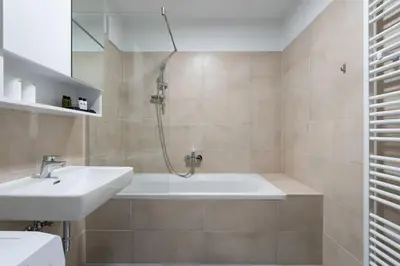 Ein Badezimmer in der Unterkunft 1BR Haven with Swift City Access by HM