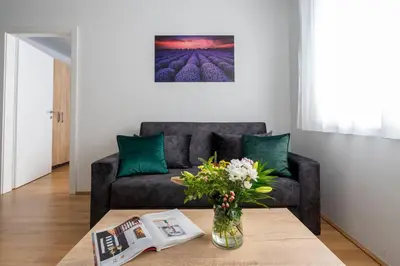 Ein Sitzbereich in der Unterkunft 1BR Haven with Swift City Access by HM
