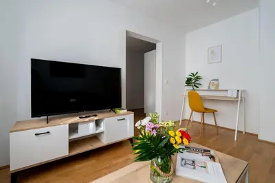 TV/Unterhaltungsangebot in der Unterkunft 1BR Haven with Swift City Access by HM