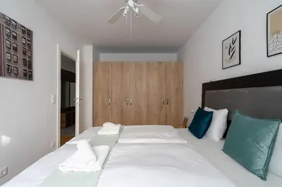 Ein Bett oder Betten in einem Zimmer der Unterkunft 1BR Haven with Swift City Access by HM