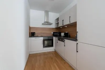 Küche/Küchenzeile in der Unterkunft 1BR Haven with Swift City Access by HM