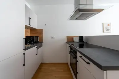 Küche/Küchenzeile in der Unterkunft Urban 1BR Retreat, Easy City Link by HM