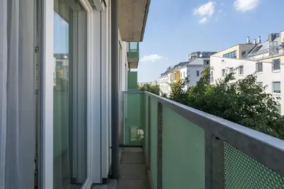 Ein Balkon oder eine Terrasse in der Unterkunft Urban 1BR Retreat, Easy City Link by HM
