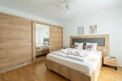 Ein Bett oder Betten in einem Zimmer der Unterkunft 1BR with Balcony, Urban Style by HM