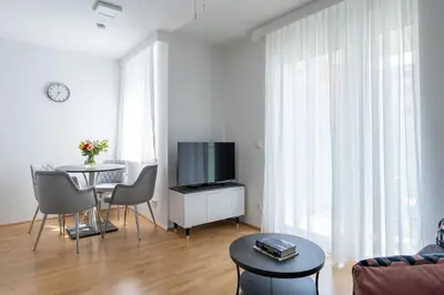 TV/Unterhaltungsangebot in der Unterkunft 1BR with Balcony, Urban Style by HM
