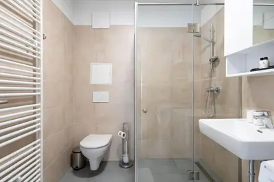 Ein Badezimmer in der Unterkunft 1BR with Balcony, Urban Style by HM