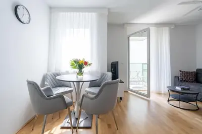 Ein Sitzbereich in der Unterkunft 1BR with Balcony, Urban Style by HM