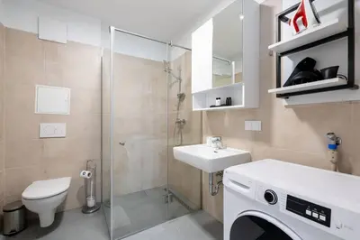Ein Badezimmer in der Unterkunft 1BR with Balcony, Urban Style by HM