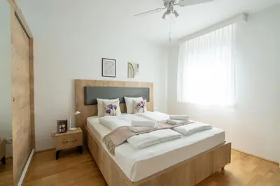 Ein Bett oder Betten in einem Zimmer der Unterkunft 1BR with Balcony, Urban Style by HM