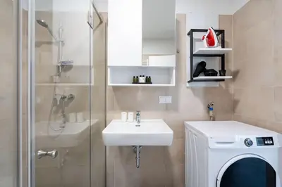 Ein Badezimmer in der Unterkunft 1BR with Balcony, Urban Style by HM