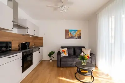 Küche/Küchenzeile in der Unterkunft Sunny 1BR Home with Balcony by HM