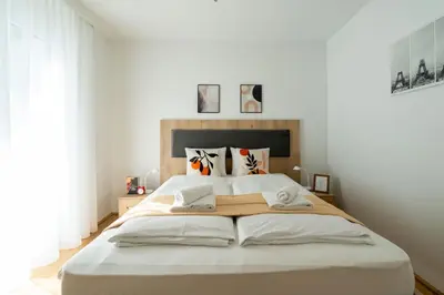 Ein Bett oder Betten in einem Zimmer der Unterkunft Sunny 1BR Home with Balcony by HM