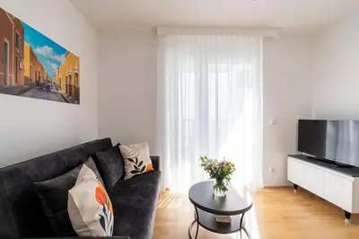 TV/Unterhaltungsangebot in der Unterkunft Sunny 1BR Home with Balcony by HM