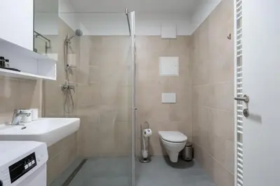 Ein Badezimmer in der Unterkunft Sunny 1BR Home with Balcony by HM