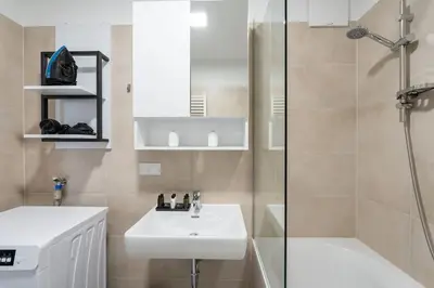 Ein Badezimmer in der Unterkunft Cute 1BR Hideaway & City Quick by HM