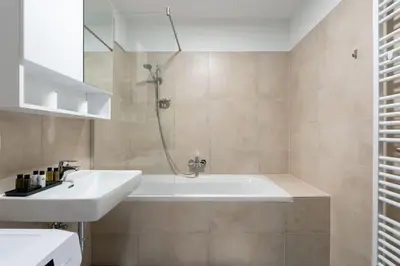 Ein Badezimmer in der Unterkunft Cute 1BR Hideaway & City Quick by HM