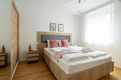Ein Bett oder Betten in einem Zimmer der Unterkunft Elegant 1BR Flat with Balcony by HM