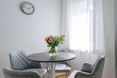 Ein Sitzbereich in der Unterkunft Elegant 1BR Flat with Balcony by HM