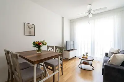 Ein Sitzbereich in der Unterkunft Trendy 1BR, Direct City Access by HM