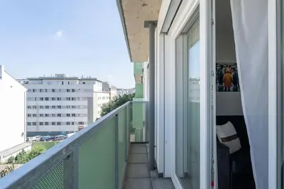 Ein Balkon oder eine Terrasse in der Unterkunft Trendy 1BR, Direct City Access by HM