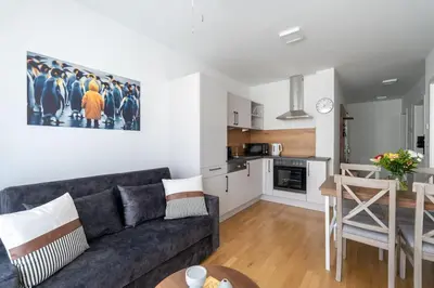 Küche/Küchenzeile in der Unterkunft Trendy 1BR, Direct City Access by HM