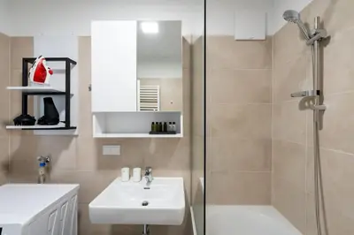 Ein Badezimmer in der Unterkunft Trendy 1BR, Direct City Access by HM