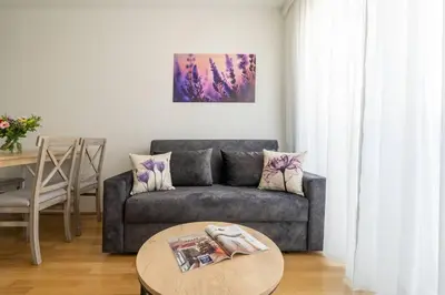 Ein Sitzbereich in der Unterkunft Stylish 1BR Escape, City Quick by HM