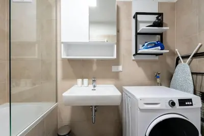 Ein Badezimmer in der Unterkunft Stylish 1BR Escape, City Quick by HM