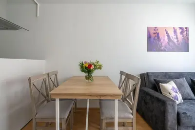 Ein Sitzbereich in der Unterkunft Stylish 1BR Escape, City Quick by HM