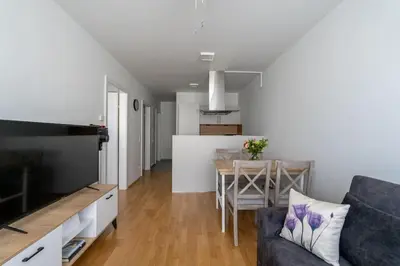 TV/Unterhaltungsangebot in der Unterkunft Stylish 1BR Escape, City Quick by HM
