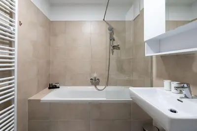 Ein Badezimmer in der Unterkunft Stylish 1BR Escape, City Quick by HM