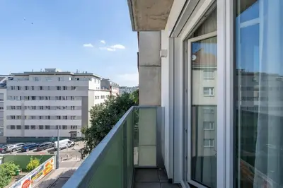 Ein Balkon oder eine Terrasse in der Unterkunft Stylish 1BR Escape, City Quick by HM