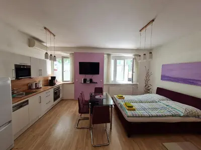 Ein Bett oder Betten in einem Zimmer der Unterkunft Modern Studio in the Heart of Vienna - Steps from the Opera