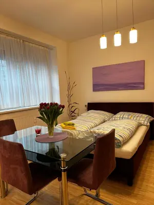 Ein Bett oder Betten in einem Zimmer der Unterkunft Modern Studio in the Heart of Vienna - Steps from the Opera