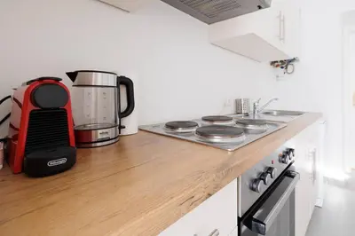 Küche/Küchenzeile in der Unterkunft Modern Apartment near City Center - 2BR, Netflix