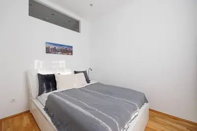 Ein Bett oder Betten in einem Zimmer der Unterkunft Modern Apartment near City Center - 2BR, Netflix
