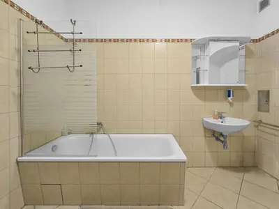 Ein Badezimmer in der Unterkunft Three King-Size Beds, Three Bedrooms