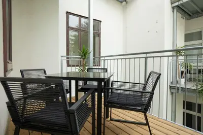 Ein Balkon oder eine Terrasse in der Unterkunft Bright, modern and central flat with a terrace