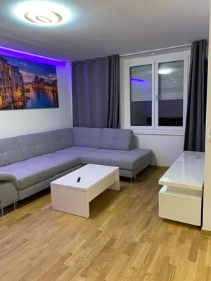 Ein Sitzbereich in der Unterkunft NeicApartmentLandskron 1010