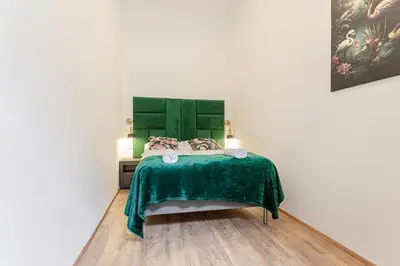 Ein Bett oder Betten in einem Zimmer der Unterkunft Lovely 1BR & 1LR Ground Floor Gem 15 min to City Center via U3