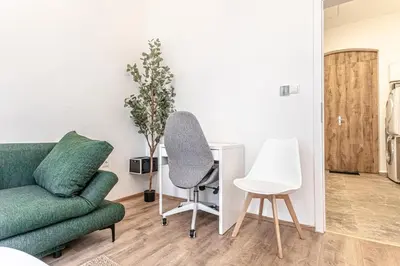 Ein Sitzbereich in der Unterkunft Lovely 1BR & 1LR Ground Floor Gem 15 min to City Center via U3